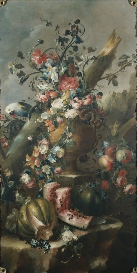Fiori in un'urna scolpita con meloni e pappagallo